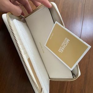 White Michael Kors Wallet